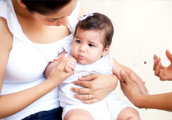 Vaccins de bébé : les petites astuces anti-douleur