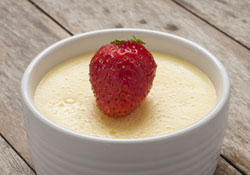 Crème aux oeufs sur coulis de fraise