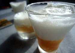 Mousse de fromage blanc sur sa compot�e miell�e 