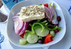 Salade de haricots rouges à la féta et au concombre