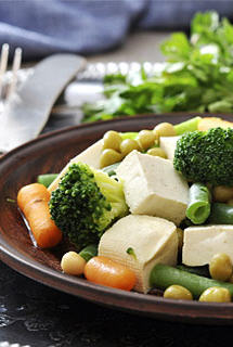 Salade au tofu fumé et aux légumes marinés