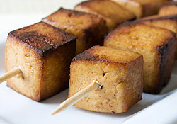 Brochette de tofu mariné au vinaigre de cidre