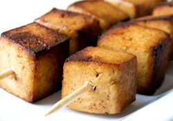 Brochette de tofu épicé