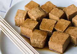 Brochettes de tofu mariné