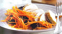 Salade de carottes râpées et poulet aux pruneaux