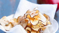 Chips de pomme à la cardamone et ses petits-suisses à la fraise