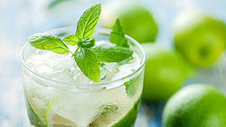 Cocktail pétillant au melon, citron vert et menthe