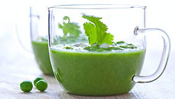 Crème de petits pois au curry et petits oignons