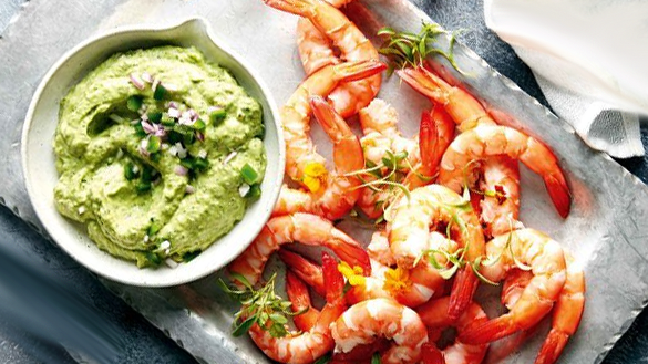 Crevettes sautées à l'ail et guacamole de petits pois