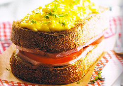 Croque aux oeufs brouillés