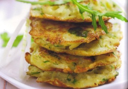 Croustilles de pommes de terre et leur sauce fraîche à la ciboulette