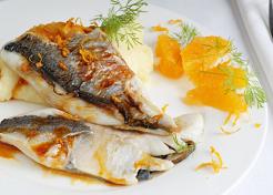 Daurade rôtie au sel et sa sauce vinaigrée