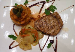 Espadon grillé, timbale de topinambours et carotte à la sauce pimentée