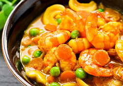 Gambas au curry, légumes verts et mangue poêlée