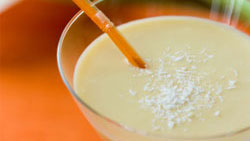 Milk-shake ananas-coco et ses flocons