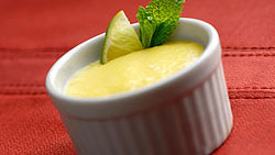 Mousse de citron sur lit de fruits rouges