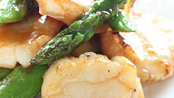Noix de saint-jacques aux pointes d'asperges vertes