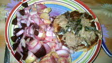Pizza avec salade de betterave et endive
