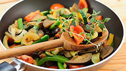 Poêlée de champignons, tomates, concombre, figues et seitan