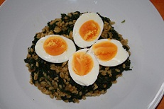 Poêlée d'épinards et de blé accompagnée d'oeufs