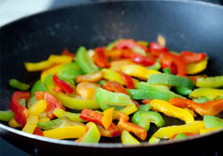 Poêlée de poivrons jaunes et concombres chauds au curcuma 