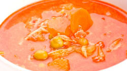 Potage à la tomate, pois chiches et vermicelles