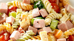 Salade de pâtes multicolores